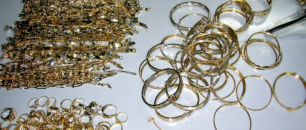 Patru kilograme de bijuterii din aur, bani și componente de calculator, ridicate după percheziții în Olt