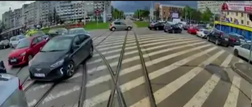 VIDEO. Dialog HALUCINANT într-un tramvai din Iași. O pasageră îi cere vatmanului să încalce regulile de circulație: „Îți arăt eu trafic”