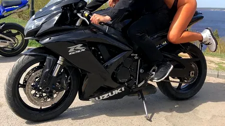 BIKINI pe motocicletă! Imagini de infarct cu două fete superbe, aproape dezbrăcate pe motoare, în plină pandemie. GALERIE FOTO