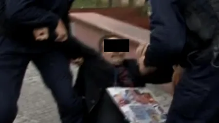 A vrut să-și dea FOC în fața tribunalului, după ce justiția i-a clasat dosarul. Bărbatul acuză că a fost BĂTUT de un polițist și un jandarm