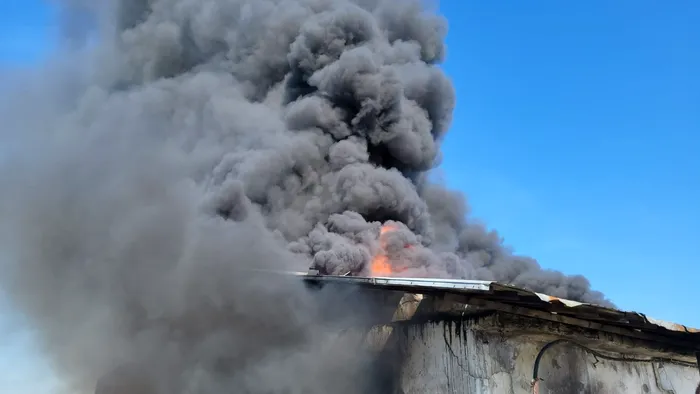 GALERIE FOTO. Incendiu la un depozit de plastice din Giurgiu
