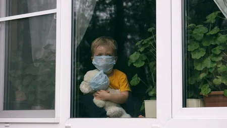 Oamenii de știință: Varianta de coronavirus din Marea Britanie ar putea fi contractată mai ușor de către copii