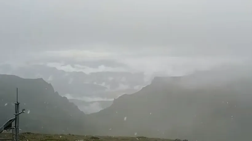 Plină iarnă în Munții Bucegi: Timp de 15 minute a nins iar temperatura maximă a zilei a fost de două grade Celsius - VIDEO 