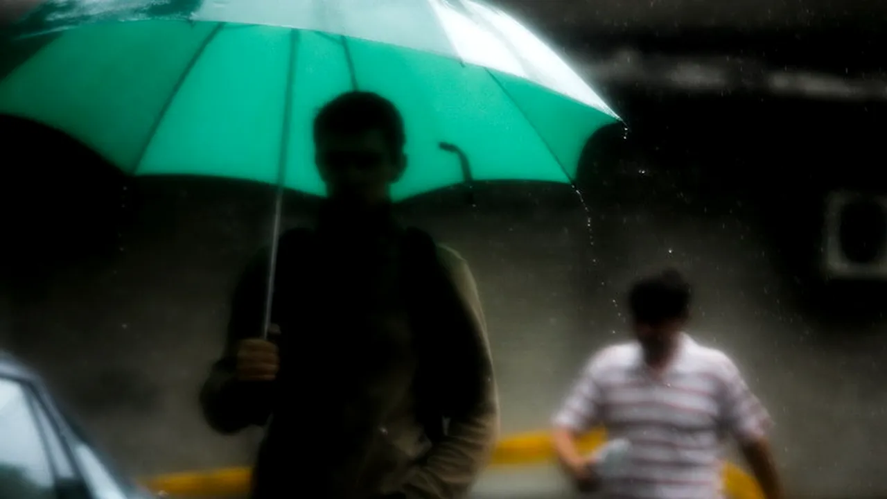 AVERTIZARE METEO. COD PORTOCALIU de ploi, descărcări electrice și intensificări ale vântului - HARTA ANM