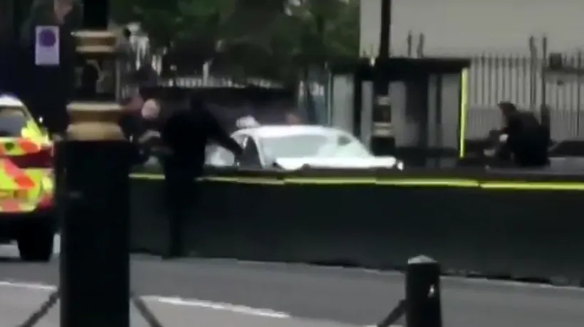 Trei RĂNIȚI după ce un șofer A INTRAT cu mașina într-o barieră din jurul Parlamentului britanic. Incidentul, considerat de natură teroristă