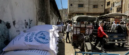 „În Gaza, ordinea publică începe să se destrame” | Mii de palestinieni au spart depozitele UNRWA, au sustras făină și produse de bază