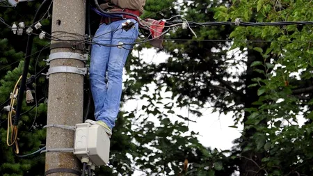 Un bărbat din Buzău, înșelat să-și vândă casa, s-a urcat pe un stâlp și a amenințat că se sinucide