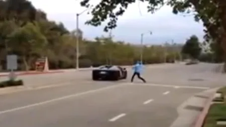 A lovit un Lamborghini de 400.000 de dolari cu o piatră. Filmarea a ajuns viral pe internet