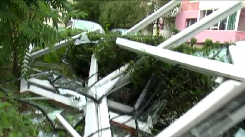 Un balcon de la etajul patru al unui bloc din Pitești a fost smuls de vânt. Care este explicația