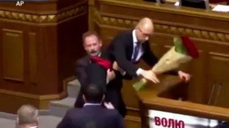 Un parlamentar s-a apropiat de premierul Ucrainei și i-a oferit un buchet de trandafiri. Ce a urmat a declanșat haosul