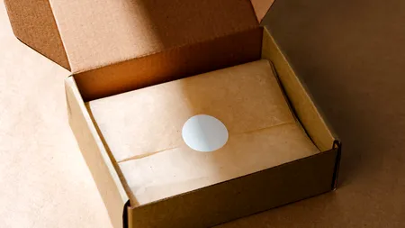 Ce a pățit o femeie din București care a comandat o carte pentru fetița ei. A avut șoc când a ajuns la Easybox