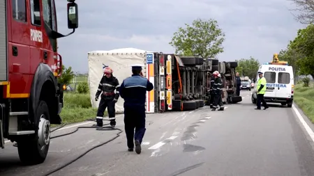 Trafic blocat pe DN 7, după ce un TIR s-a răsturnat. Două persoane au rămas încarcerate