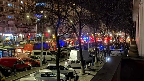 Incendiu într-un bloc din București. O persoană a fost găsită moartă de pompieri | VIDEO