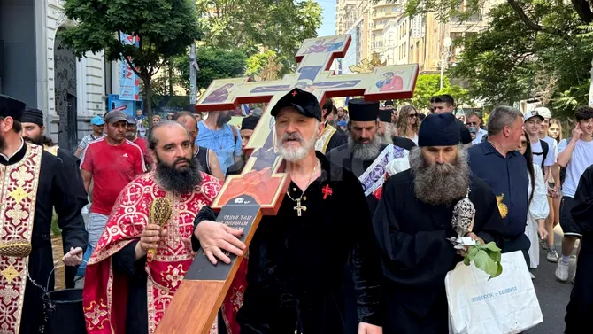 Gigi Becali, cu crucea pe umăr, a mers să „sfințească” Piața Victoriei: „Contramanifestație față de marșul LGBT Bucharest Pride”