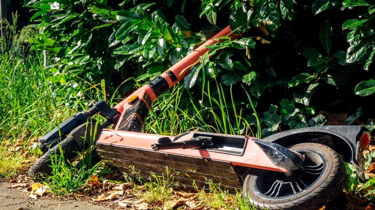 Un elev a mers la școală cu o trotinetă de 9.500 de LEI. I-a dat-o unui coleg, care a lovit-o de bordură. Tatăl păgubit: „Să mă adresez avocatului?”