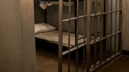 Un român riscă închisoare pe viață în Franța după ce a încercat să împuște jandarmii veniți să îl aresteze