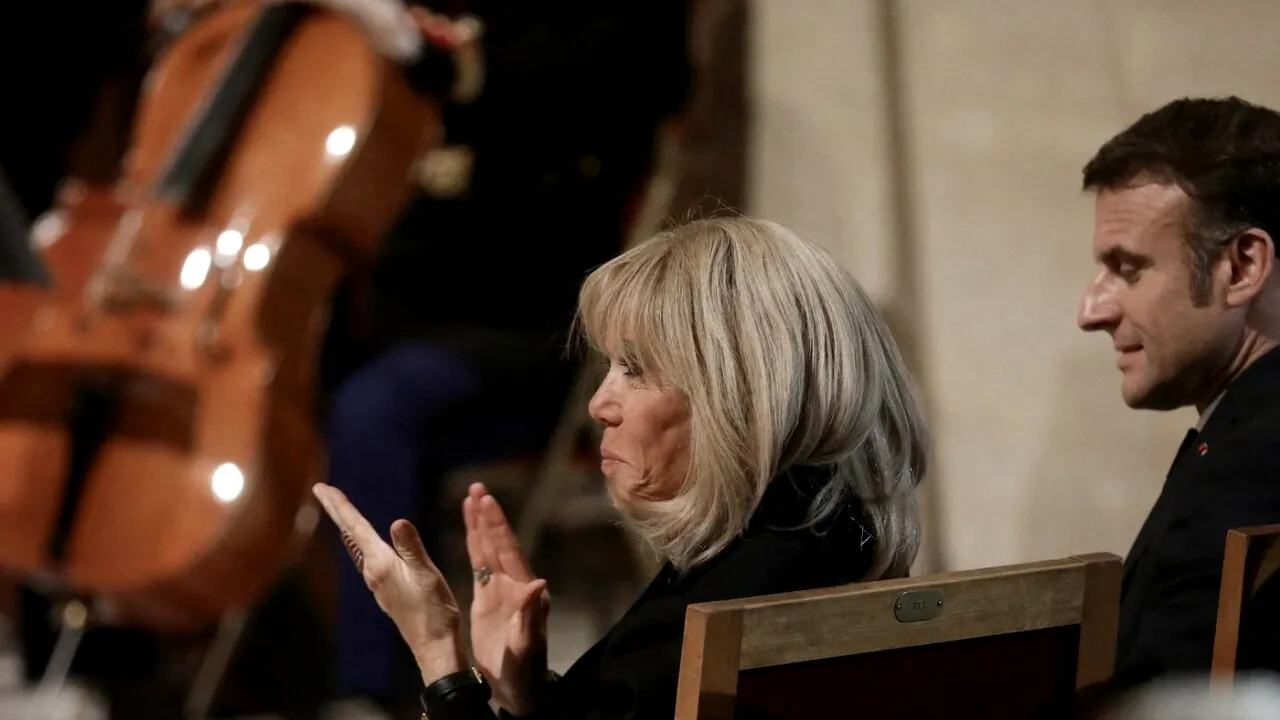 Emmanuel Macron se declară ”LEZAT” de ”informațiile false” despre soția sa /Scandalul, relansat de forțe politice din SUA