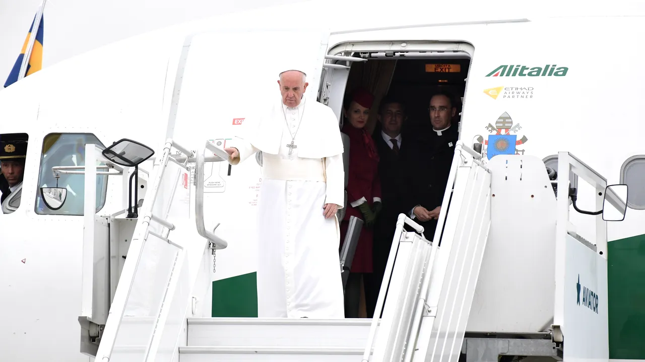 Gabriela Firea anunță vizita în România a Papei Francisc. Biserica Catolică o contrazice: „Nu s-a stabilit nimic