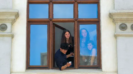 GENERAȚIA GOOGLE. Noul statut al elevului: liber la folosirea telefonului în timpul orelor și la contestarea notelor