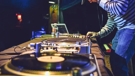 INEDIT: 30 de tineri vor fi pregătiți la prima școală gratuită de DJ din România