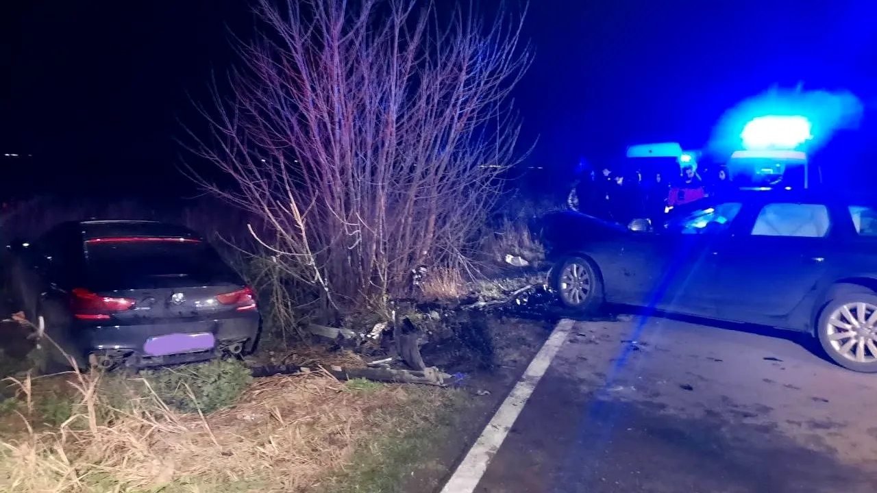 FOTO | Carambol cu trei mașini, pe un drum din Timiș. Șase persoane au fost rănite, printre care și copii