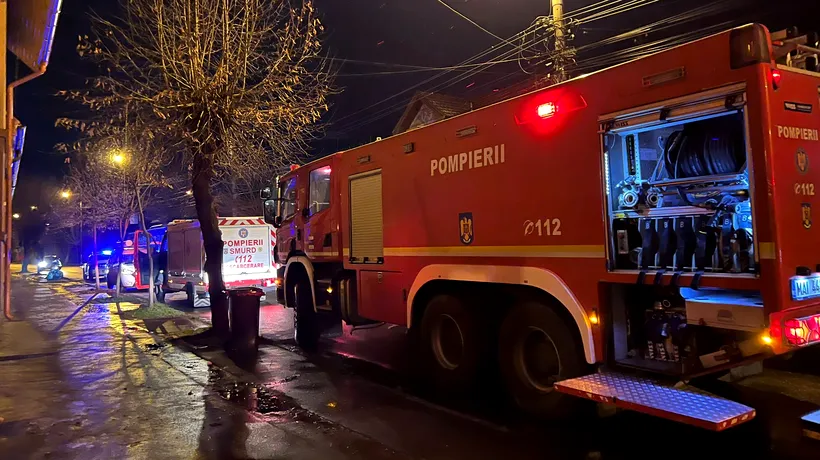 FOTO - Panică într-un bloc din Mureș: Peste 30 de oameni au fugit din case în miez de noapte, din cauza unui incendiu