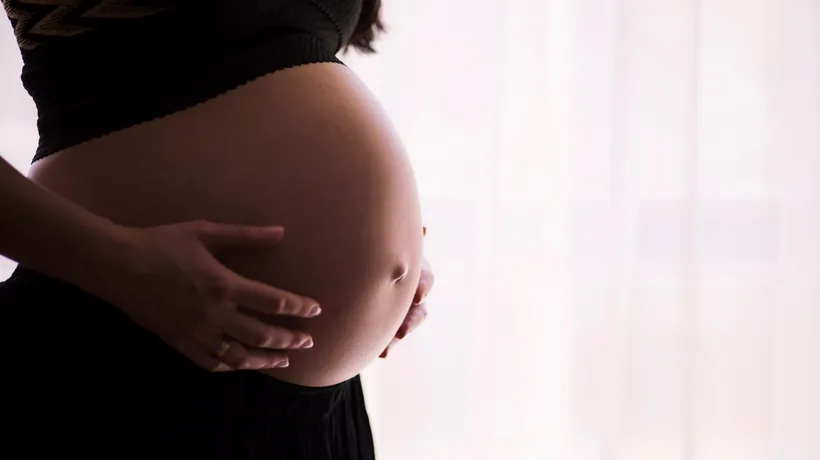 EXPERIENȚĂ DE COȘMAR. O româncă însărcinată s-a infectat cu SARS-Cov-2 în Marea Britanie și a intrat în comă. Medicii au fost nevoiți să-i scoată de urgență copilul