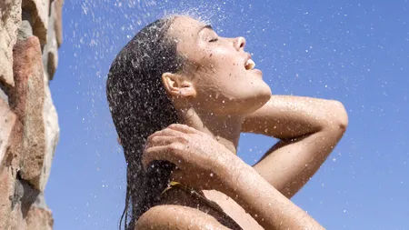 De ce nu ar trebui să te speli pe față în duș