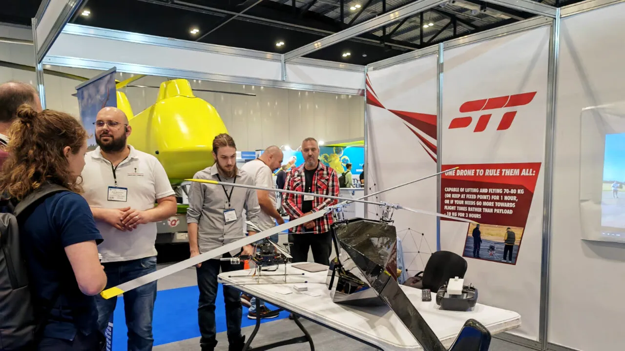 O dronă construită de doi români a făcut senzație la Londra. Tinerii și-au găsit un partener din Africa de Sud, pentru producția și folosirea aparatului în agricultură