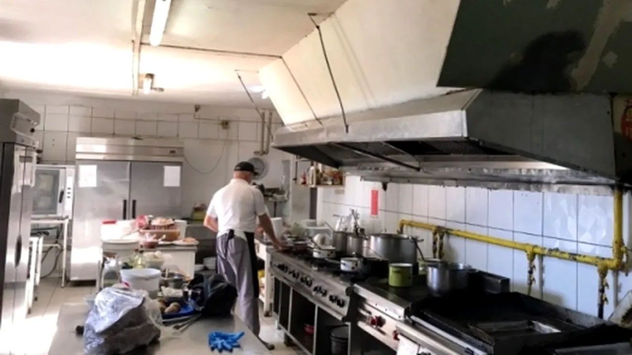 Inspectori OPC, agresați pentru că au găsit produse expirate într-un restaurant care organiza un botez. Când au văzut ce e în bucătărie invitații au plecat singuri
