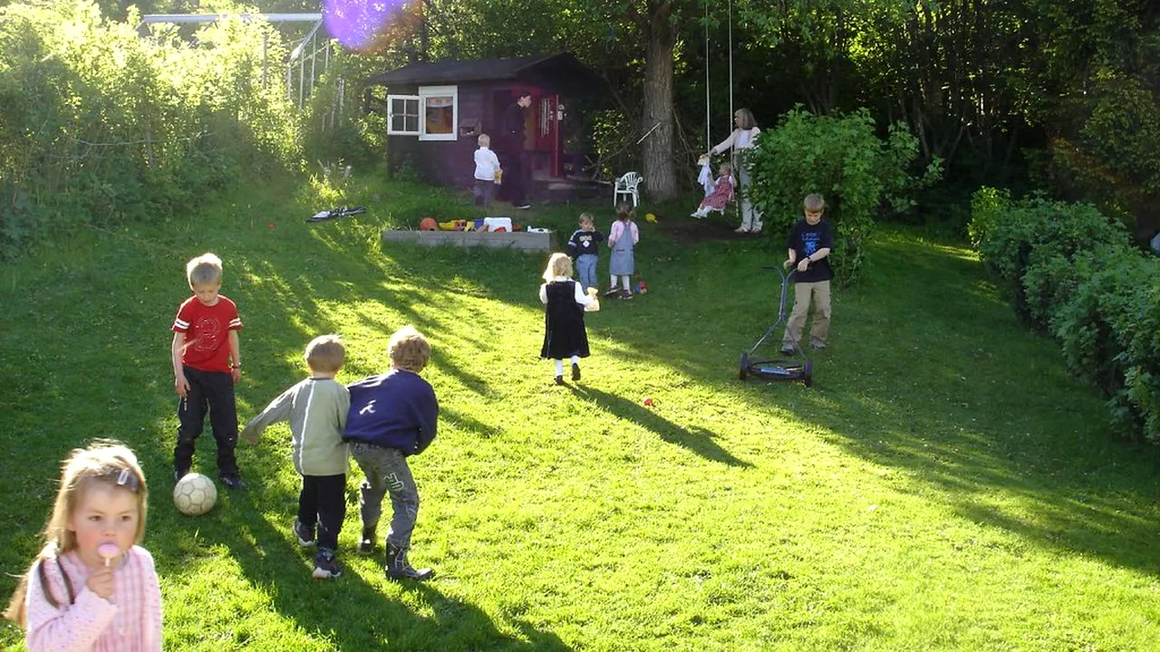 Fetița de 6 ani, din Satu Mare, „RĂPITĂ” de la un loc de joacă, a fost găsită. Femeia care a dus-o la o înghețată, la un pas să fie linșată de părinți