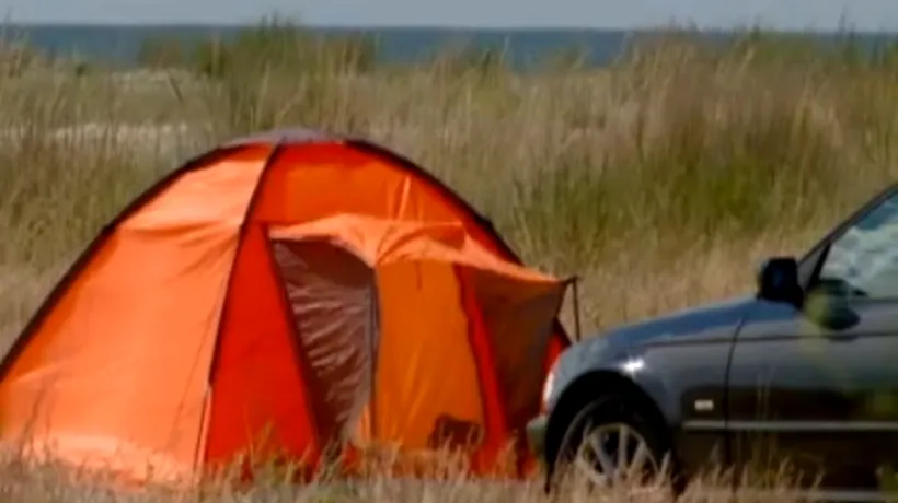 Turiștii care intră cu cortul sau mașina pe plajele sălbatice de la Corbu și Vadu riscă amenzi „cât tot concediul