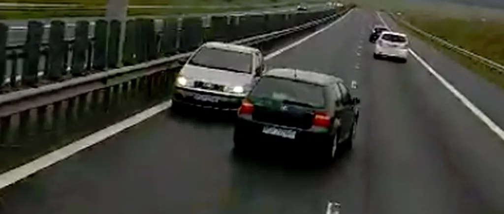 Pericol pe autostradă. Un șofer a fost surprins conducând pe contrasens. Doi tiriști l-au ajutat să ajungă pe direcția bună - VIDEO