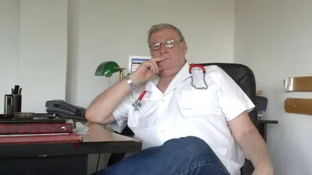 Gorj: Șeful Asociației Medicilor de Familie, obligat să ia măsuri drastice pentru a reduce consumul de energie, își consultă pacienții la veioză. „Nu avem altă soluție”