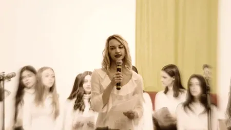 O elevă exemplară din Mureș a MURIT, după ce a înghițit mai multe medicamente. Mesajul emoționant de adio al profesorilor și colegilor