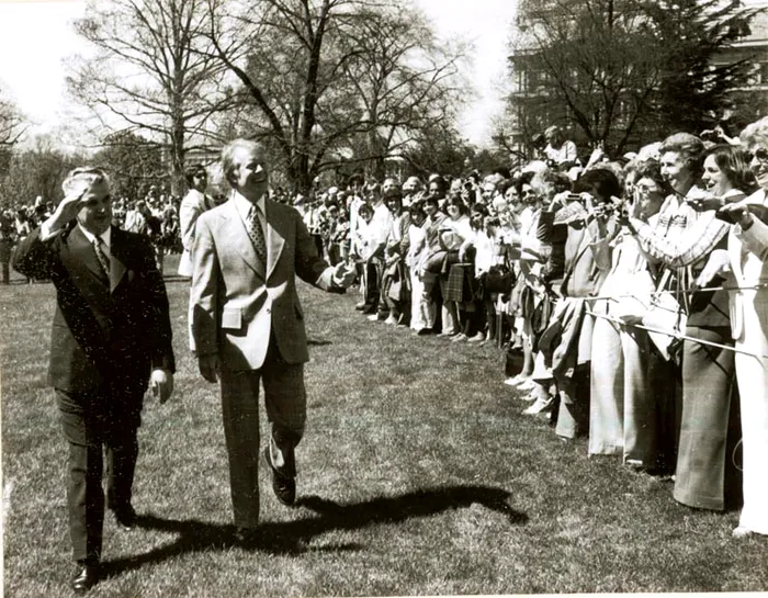 Vizita de stat a preşedintelui Nicolae Ceauşescu în S.U.A. la invitaţia preşedintelui american Jimmy Carter. Cei doi preşedinţi răspund ovaţiilor mulţimii aflate în parcul Casei Albe. (aprilie 1978). Foto: Fototeca online a comunismului românesc