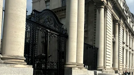 Un individ a lovit cu MAȘINA sediile unor instituții din Irlanda, inclusiv porțile de la reședințele președintelui și premierului