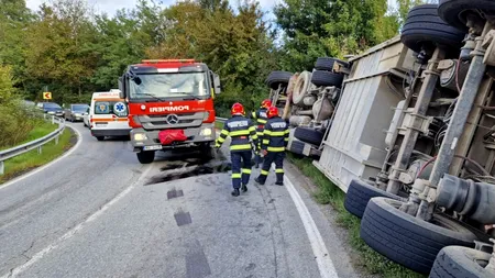 FOTO-VIDEO | Un TIR încărcat cu sute de oi s-a răsturnat pe DN 67, în județul Vâlcea. Două persoane au fost rănite și mai multe animale au murit