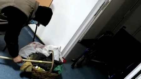 GÂNDUL LIVE. Imagini dezolante! Un bătrân căzut în genunchi pe holurile unui spital din Corabia agonizează fără a primi ajutor