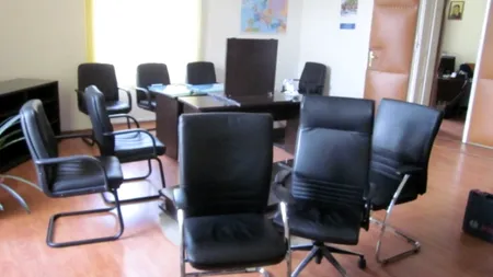 Mobilă și durere în politica locală: 