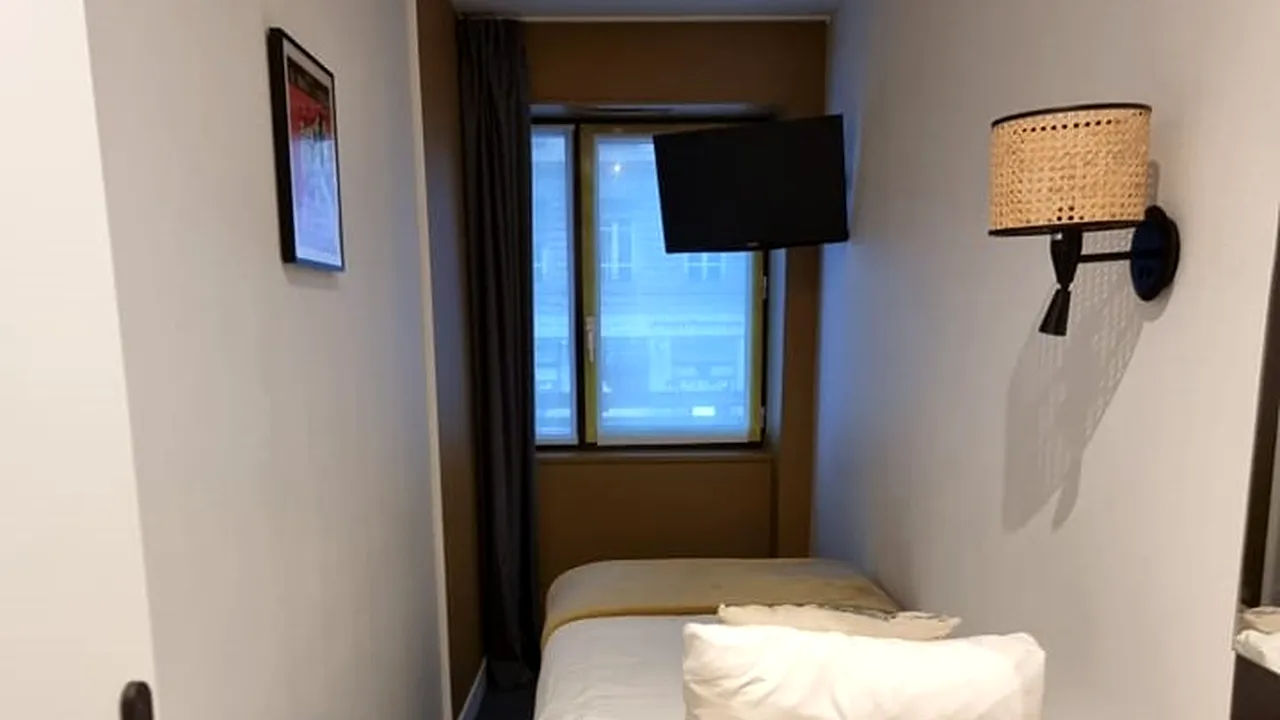 Incredibil cum arată camera în care s-a cazat un român la un hotel deloc ieftin din Franța: 