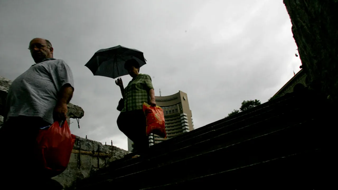 Cod galben de ploi și vânt puternic în București și 22 de județe