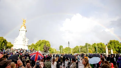 FOTO - Un curcubeu dublu a apărut deasupra Palatului Buckingham după moartea Reginei Elisabeta a II-a