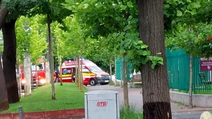 FOTO | Poliţist de la Brigada de Combatere a Crimei Organizate, rănit după ce a intrat cu maşina de serviciu într-un stâlp