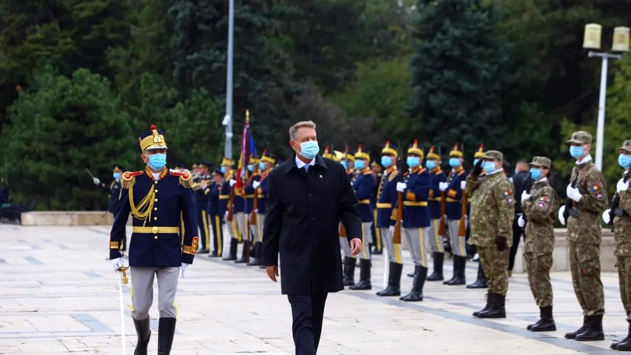 Iohannis: Trăim vremuri în care militarii sunt angajați într-un altfel de război, cu un inamic nevăzut și foarte dificil de combătut, noul coronavirus. Cum s-a sărbătorit Ziua Armatei