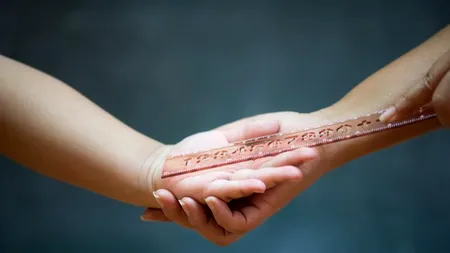 Învățătorul violent din Vaslui a fost pedepsit! Dascălul a bătut un copil cu bățul peste mâni pentru că nu știa tabla înmulțirii