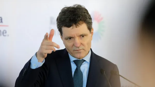 Nicușor Dan a semnat demisiile miniștrilor PSD și a chemat partidele din coaliție la consultări luni la prima oră. Ce vrea să le transmită