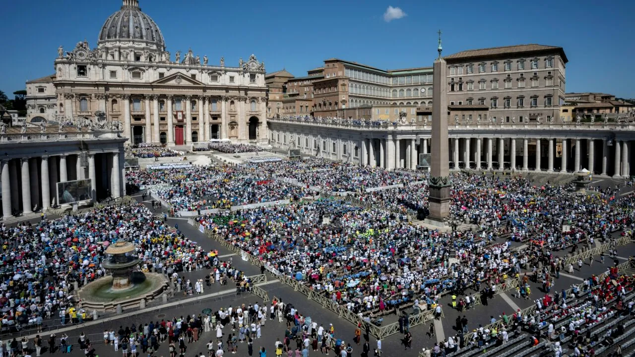 Măsuri sporite de securitate în Roma după moartea Papei Francisc. Ceremonia canonizării primului adolescent din Biserica Catolică a fost suspendată