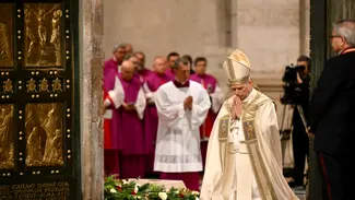 Papa Leon a încheiat Anul Sfânt Catolic prin închiderea Uşilor Sfinte de la Vatican, un gest solemn