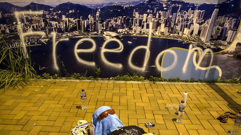 Poliția din Hong Kong a început să demonteze baricadele instalate de manifestanți